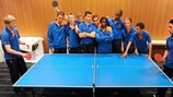 Les jeunes Néerlandais s'essaient au tennis de table