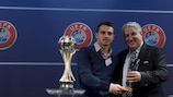 Pascal Itter erhält den Fairplay-Pokal 2011/12 von Jim Boyce