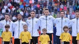 Leon Goretzka (rechts) singt zusammen mit seinen Mannschaftskameraden die Nationalhymne