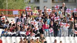 Englische Fans im Karadjordje-Stadion, wo ihre Mannschaft auf die Niederlande trifft