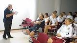 Dr. Jacques Liénard klärt die russische U19-Delegation in Cervia über die Anti-Doping-Regularien auf