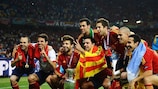 Os jogadores espanhóis festejam a conquista do UEFA EURO 2012 após baterem a Itália na final