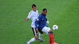 Anthony Martial, l'attaquant de l'équipe de France (à droite) aux prises avec l'Allemand Kevin Akpoguma