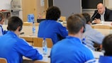 L'inspecteur disciplinaire de l'UEFA Karl Dhont est venu à Vaduz pour parler aux jeunes internationaux M17 des risques des matches truqués