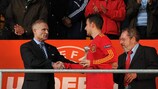 Paco erhält seine Trophäe von Grigoriy Surkis, dem Vorsitzenden der UEFA-Kommission für Junioren- und Amateurfußball