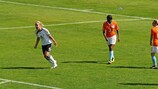 Lena Petermann festeja o golo inaugural da Alemanha