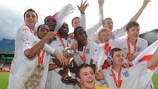 Os jogadores de Inglaterra festejam a conquista do título europeu de Sub-17