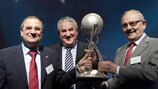 Jim Boyce, presidente del Comité de Fútbol Amateur y Juvenil de la UEFA, entrega el Trofeo Maurice Burlaz a Ginés Meléndez (izquierda) y Vicente Muñoz Castelló (derecha) en representación de España