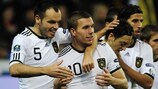 L'Allemand Lukas Podolski célèbre un but avec ses coéquipiers face au Kazakhstan