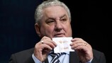 La président de la commission du football de Junior et amateur de l'UEFA Jim Boyce tire l'Espagne