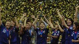 Les joueuses japonaises brandissent fièrement leur première Coupe du Monde