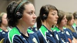 Die irischen Spielerinnen bei einem Anti-Doping-Vortrag