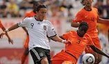 Samed Yesil (Alemanha) marca o seu primeiro golo na final, perante o testemunho do holandês Terence Kongolo