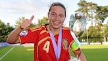 Ivana Andrés, jugadora de la selección española, con el trofeo
