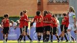Las jugadoras españolas celebran el triunfo ante Francia tras el pitido final