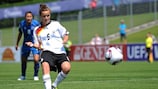 Lina Magull completa o seu "hat-trick" na marcação de um penalty