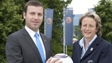 Il segretario generale della AFFA Elkhan Mammadov e Karen Espelund, presidente della Commissione UEFA Calcio Femminile
