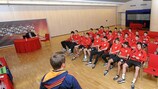 Richard Grisdale belehrt die georgische U17-Nationalmannschaft über die Gefahren von Doping