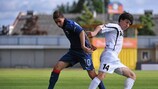 El jugador de Francia Mohamed Chemlal lucha por un balón con Davit Jikia de Georgia
