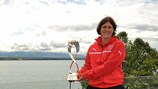 Die Schweizer Trainerin Brigitte Steiner mit dem Pokal