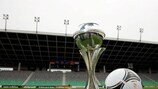 El trofeo del Campeonato de Europa Sub-17 de la UEFA