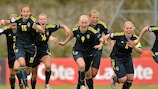 As jogadoras suecas festejam após a guarda-redes Emma Holmgren marcar o penalty vitorioso da sua equipa