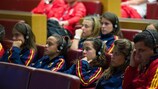 Las jugadoras españolas escuchan atentas la presentación