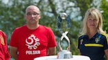 El seleccionador de Polonia Zbigniew Witkowski y la seleccionador sueca Yvonne Ekroth con el trofeo del Campeonato de Europa Femenino Sub-17