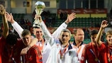 O treinador da Ríssia, Dmitri Khomukha, ergue o troféu