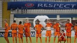 Os jogadores da Holanda assistem à última grande penalidade convertida pelos ingleses