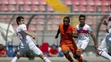Steven Bergwijn trata de irse de tres jugadores turcos en la fase de grupos