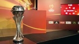 El trofeo del Campeonato de Europa Sub-17 de la UEFA en el sorteo del mes pasado