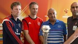 Scot Gemmill, Christian Wück, Bertrand Choffat e Emílio Peixe com o troféu
