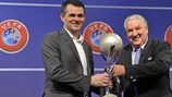 Jim Boyce consegna il Trofeo Maurice Burlaz a Willy Sagnol, rappresentante della FFF