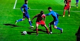 Aserbaidschan (hier im Spiel gegen Gruppensieger Belgien) kam als Drittplatzierter weiter