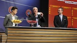 Michael Lercher y Jim Boyce realizaron el sorteo, observados por el director de competiciones de selecciones nacionales de la UEFA Lance Kelly