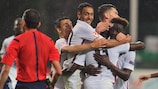 Il francese Nanitamo Ikone viene festeggiato dai compagni dopo il gol
