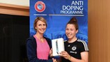 Caroline Thom von der UEFA überreicht der Anti-Doping-Quiz-Siegerin Katja Friedl aus Deutschland den Preis