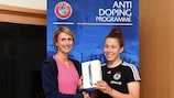 Caroline Thom entrega el premio a la alemana Katja Friedl