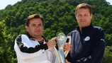 Toni Almendros, entrenador de la Selección Catalana, y el técnico del Véneto, Fabrizio Toniutto, posan con el trofeo