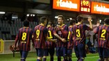 Игроки "Барселоны" празднуют гол в ворота "Копенгагена"