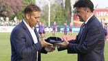 Stiliyan Petrov recebe o seu prémio UEFA das mãos de Borislav Mihaylov