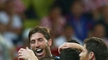 Испанские футболисты празднуют единственный и победный гол