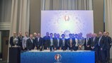 I medici delle squadre EURO a Parigi durante la cerimonia della firma del documento