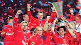 Liverpool celebra triunfo na final de 2001 da Taça UEFA