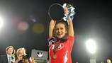 Fatmire Bajramaj brandit le trophée de la Champions League féminine