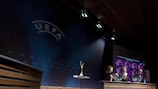 Ramona Petzelberger, Karen Espelund et le responsable des compétitions de futsal et féminines de l'UEFA Mikael Salzer lors du tirage
