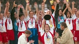 Steffi Jones (cachée à gauche du trophée) et ses coéquipières célèbrent leur triomphe en 2002 sous la pluie de Francfort