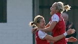 La joie d'Ellen White et Stephanie Houghton, championnes d'Angleterre avec Arsenal