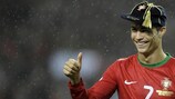 Cristiano Ronaldo con il cappello commemorativo della UEFA